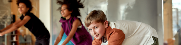 Børn og unge træner fitness